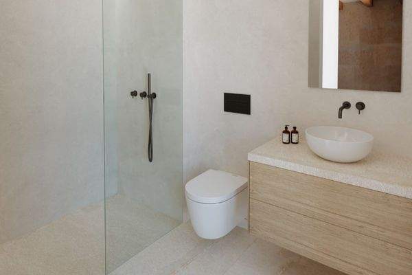 Eines der zwei Badezimmer