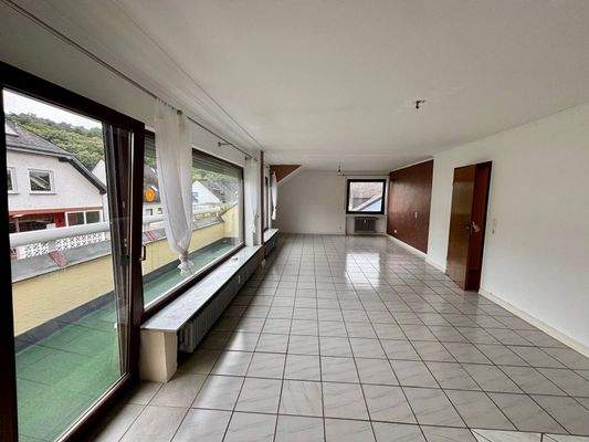 Wohnzimmer mit Zugang zum Balkon