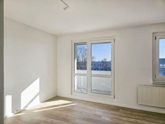 Wohnzimmer mit Balkon.jpg