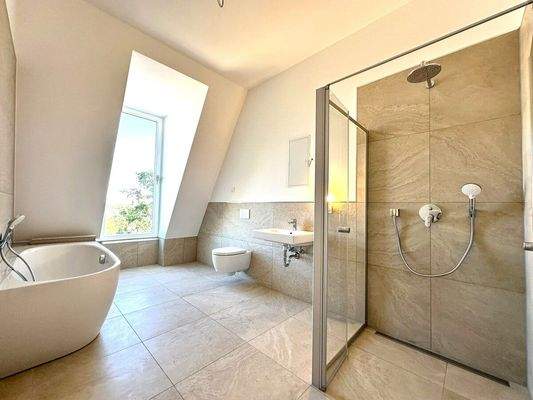 Bad mit Wanne und Dusche