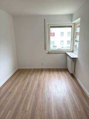 Helles Zimmer mit Holzfußboden