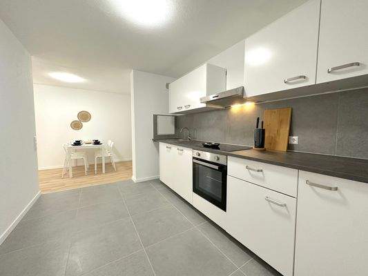 Moderne Küche mit Balkonzugang