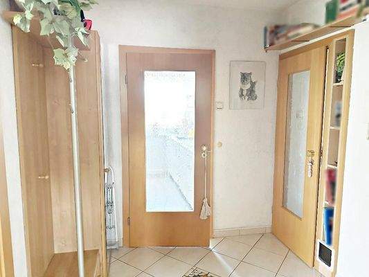 Flurbereich mit Blick Richtung Küche und Badezimmer (Verkauf ohne Inventar)