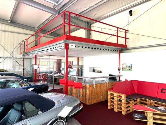 Ausstellungshalle mit Tresen Bar Büro und Warteber