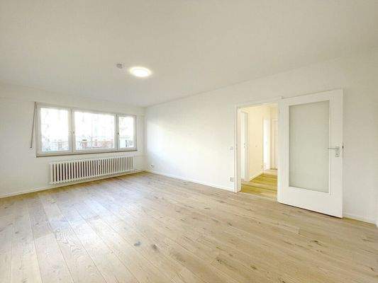 Großes helles Wohnzimmer