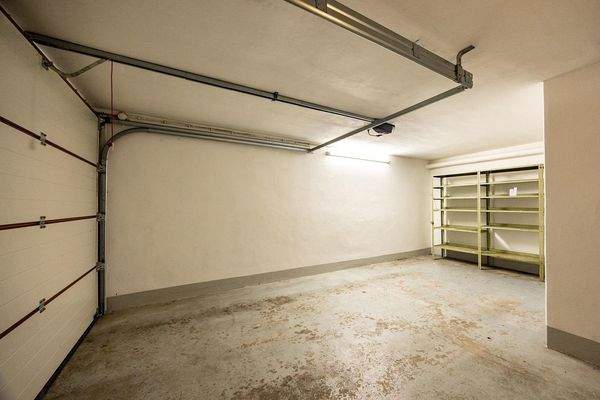UG: Garage 1 mit Rolltor, mit Zugang zum Keller