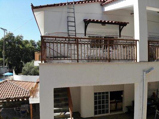 Kreta, Vryses: Wohngebäude mit Pool und Bergblick zu verkaufen – Ideale Investition im Apokoronas!