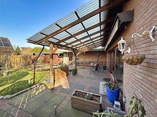 riesige überdachte Terrasse