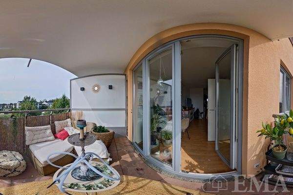 Blick vom Balkon zum Wohnbereich