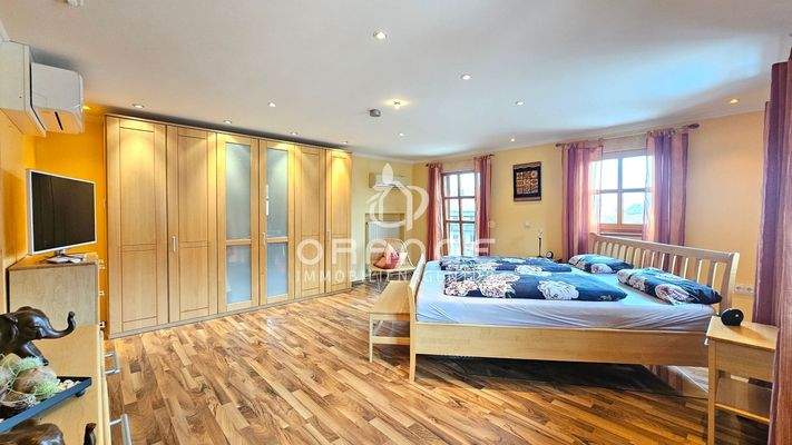 OG: Hauptschlafzimmer m. Klimaanlage