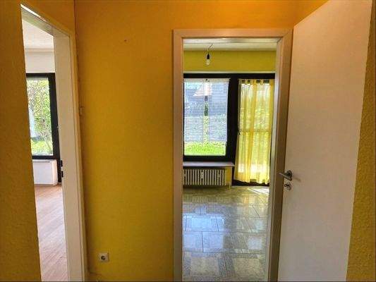 Flur mit Zugang zur Küche und Schlafzimmer