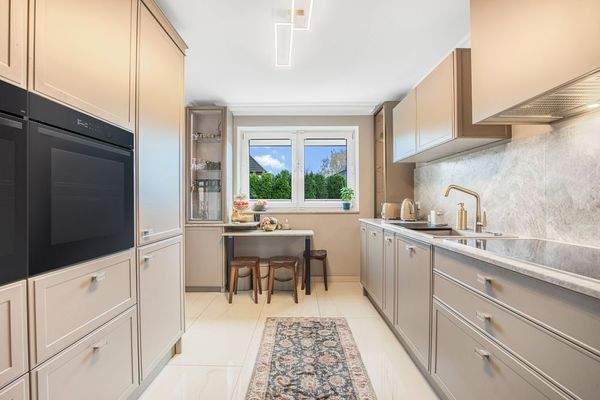 Erdgeschoss: hochwertige Küche von 2024