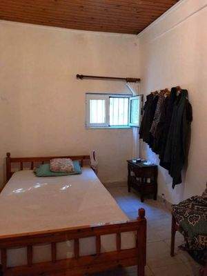 Ostkreta, Pappagiannades: Bewohnbares Haus mit Olivenbäumen und Bergblick zu verkaufen