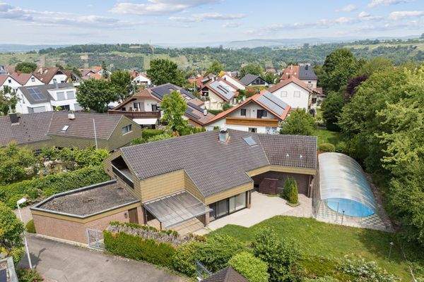Vila mit Pool und Doppelgarage
