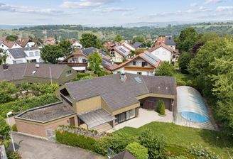 Vila mit Pool und Doppelgarage