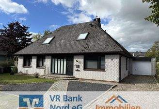 Straßenseite der Immobilie