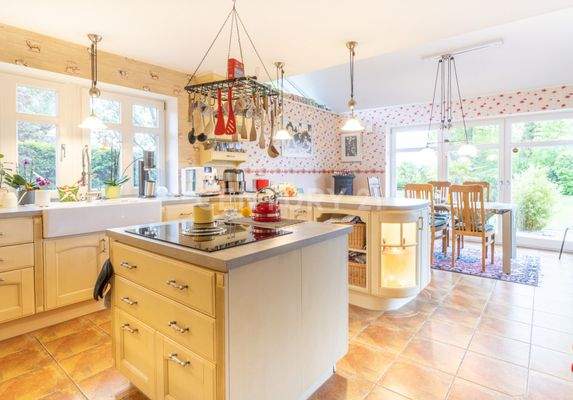 Küche mit Essbereich im Stil eines Wintergartens