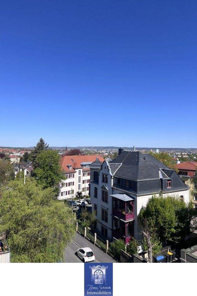 Traumhafte Dachgeschosswohnung in stilvoller Stadtvilla mit herrlichem Fernblick! - Foto 5
