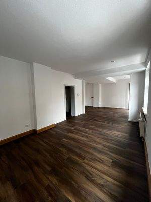 Bürofläche mit Blick auf den Eingangsbereich.jpeg