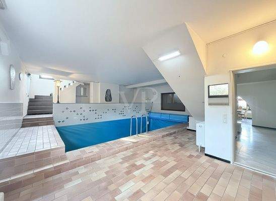 Schwimmhalle mit Ausgang Terrasse