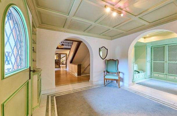 Entrée mit Garderobe