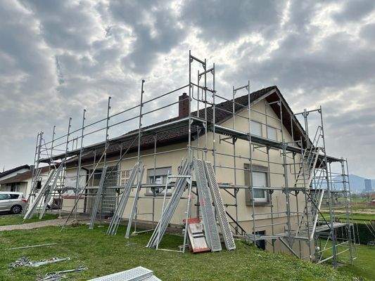 Beginn der Fassaden und Dacharbeiten