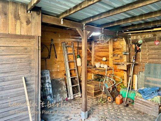 Carport an der südwestlichen Grundstücksgrenze .