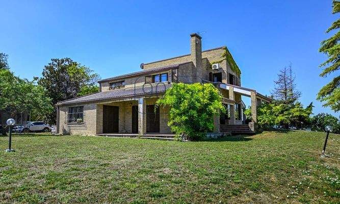 Elegante Villa mit Meerblick in der bezaubernden Hügellandschaft der Marken