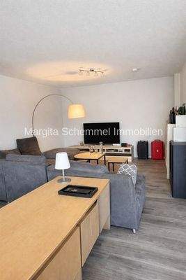 Wand im Wohnzimmer mit weißer Wand (KI)