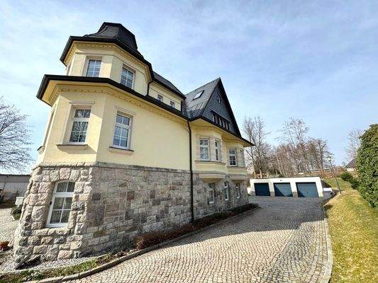 Außenansicht mit Garagen