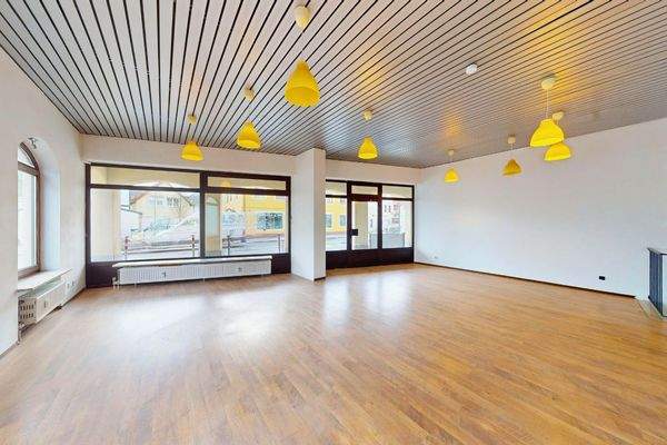 Hauptverkaufsfläche Blick zur Straße