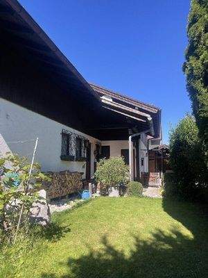 Hausansicht Eingang und Garageneingang