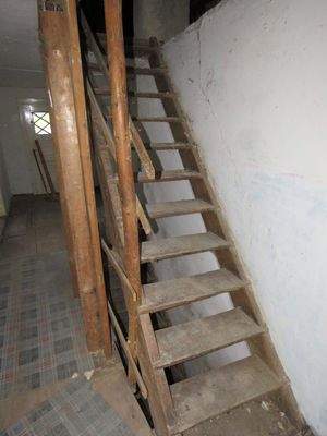 Holztreppe in den Speicher 