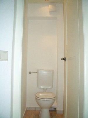 separates WC