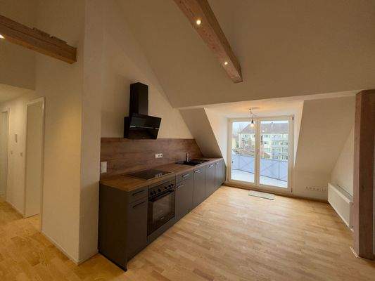 Küche mit Zugang zum Balkon