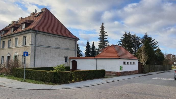 Reihenendhaus mit Kamin in der historischen Eisenbahnersiedlung in Elstal