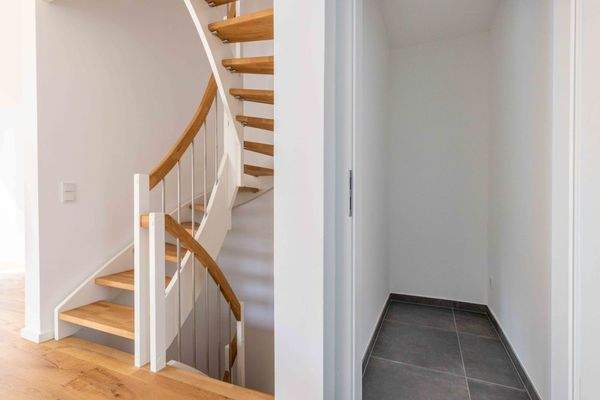 Treppe und Abstellraum im Erdgeschoss