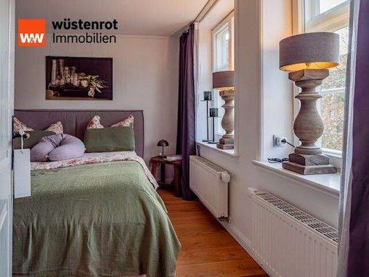 Gemütliches Schlafzimmer mit begehbarem Kleiderschrank und 2. Luxusbad