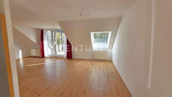 Blick von der Küche auf den Wohn-Essbereich