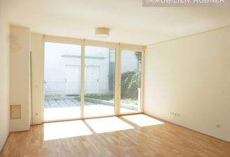 sonniges, helles Wohnzimmer