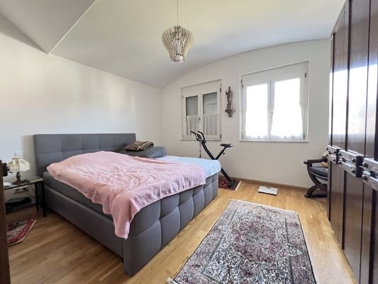 Großzügiges Schlafzimmer