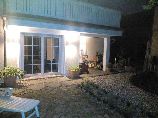 Überdachte Terrasse bei Nacht