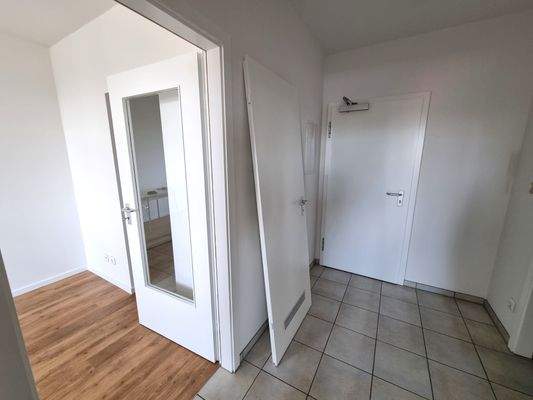 Flur mit Blick ins Wohn- und Esszimmer