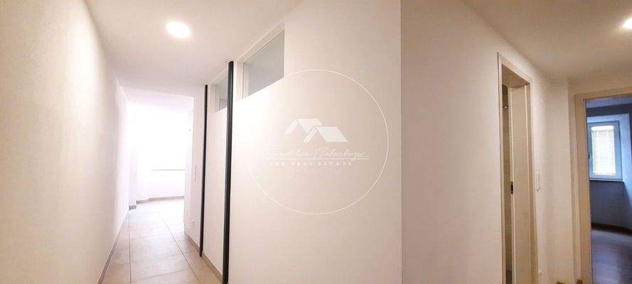 Flur mit Metallstreben