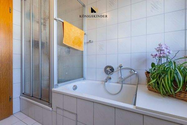 Freiraum für Entspannung- Badewanne und Dusche für entspannte Stunden