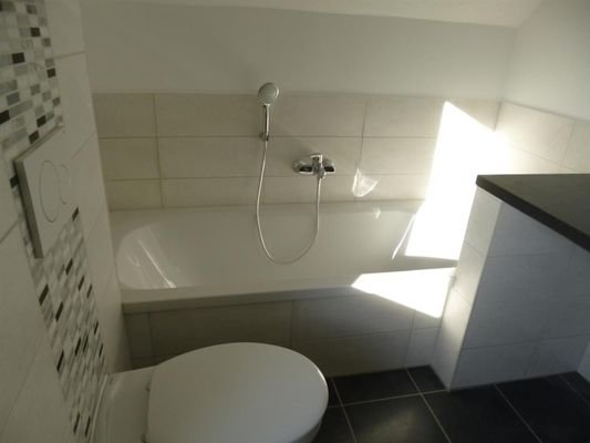 neu saniertes Tageslichtbad - Badewanne