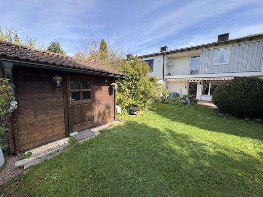 Rückansicht mit Gartenhütte