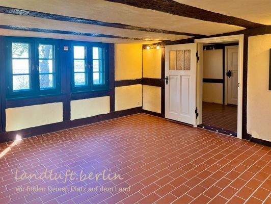 Hinterer Teil Wohnzimmer, Blick zur Dorfstraße.jpg