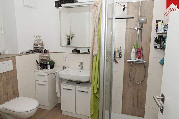 Badezimmer mit Dusche