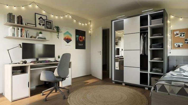 Das helle Jugendzimmer mit Schreibtisch, Bett und modernem Schrank wirkt gemütlich durch Lichterketten und Deko